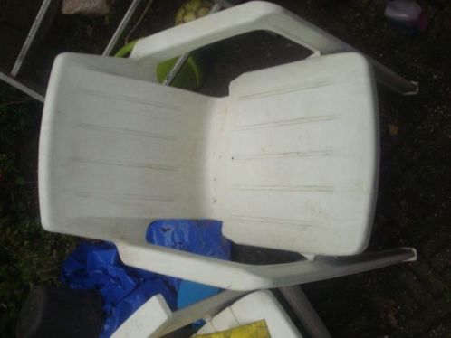 1 witte tuinstoel
