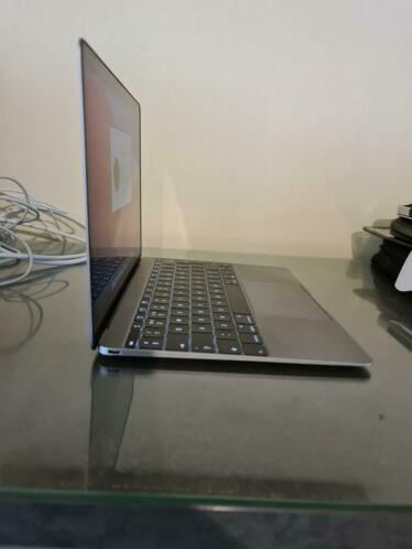 12 inch macbook super dun en weegt 900 gr NU 300.00