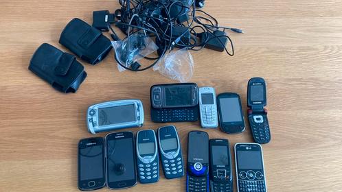 12 mobieltjes met diverse opladers
