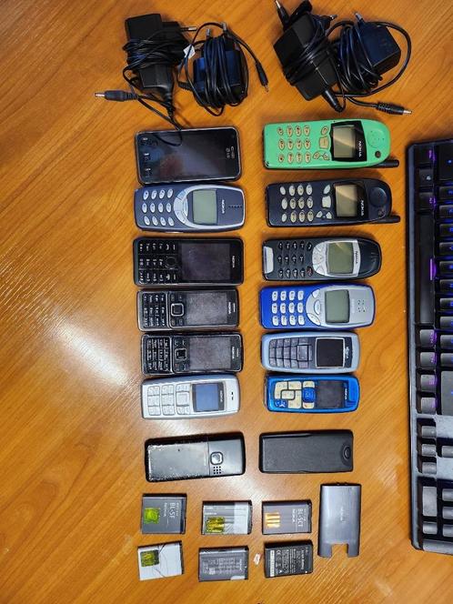 13 retro Nokia amp 1 lg mobile telefoons