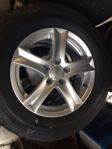 16 INCH Hyundai IX35 met 2157016 LASSA winter 675,- NIEUW