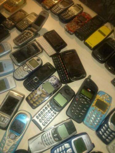 168 Oude mobieltjes voor verzamelaars incl sommige laders