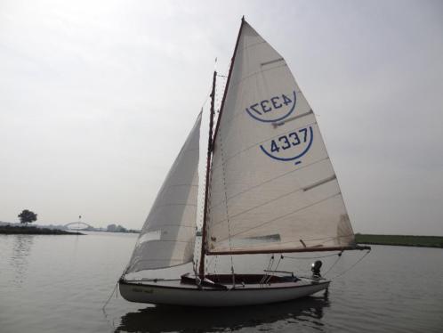 16m2 open zeilboot met polyester kuip, bb motor en trailer 