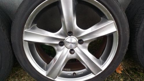 17 inch Dezent velgen 4x100 met Toyo Proxes banden 215-40-17