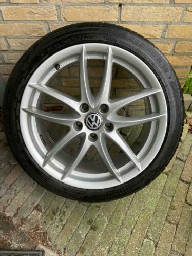 18 inch 5x112 lichtmetalen velgen met 22540R18 banden