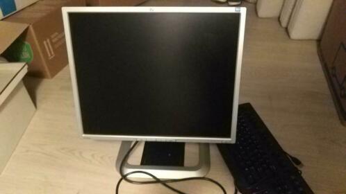 19 inch HP monitor en logitech toetsenbord