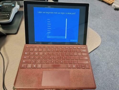 1x Surface Pro (2017)  Type Cover (i5, 4GB, 128GB)