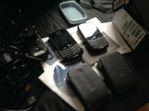 2 BlackBerry039s met alle toebehoren.