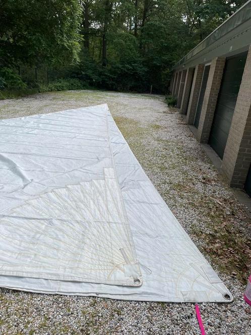 2 genuas (ca 130 en 150) met pees, voorlijk 14,25 mtr