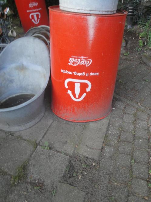 2 hele grote  metalen recycle tonnen coca cola