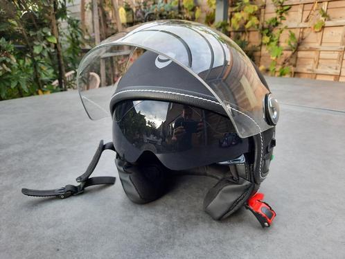 2 helmen vespascootermotobromfiets. Zo goed als nieuw.