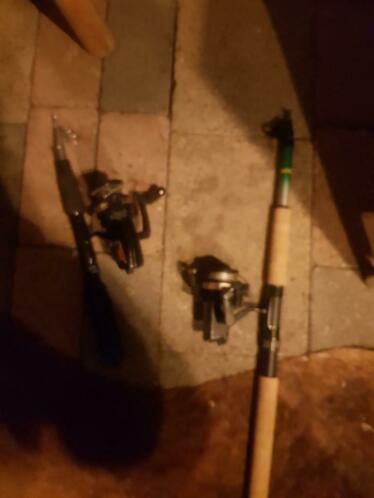 2 hengels 1 jerycan 1 koffertje 2 dingen voor boilies