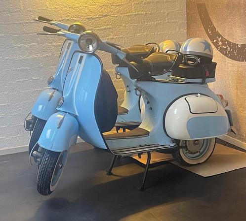 2 identieke Vespa Piaggio motor scooters 125cc uit x2764 amp x2765