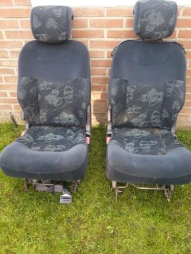 2 inklapbare stoelen