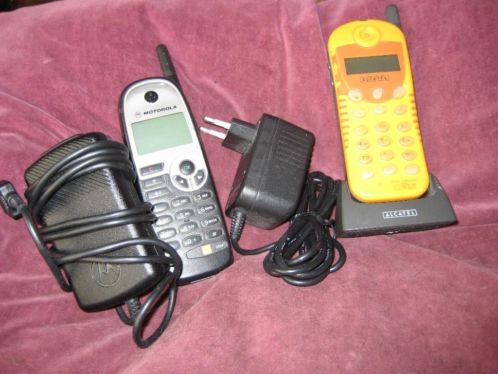 2 mobiele telefoons Alcatel  Motorola