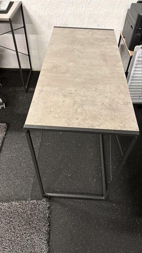 2 mooie bureaus met betonlook