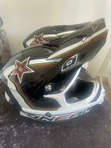 2 motorhelmen maat L en XL