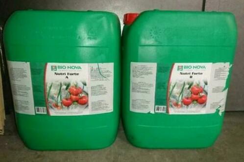 2 nieuwe containers (25 liter) met plantenvoeding Bio Nova