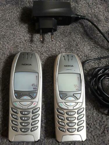 2 Nokia 6310 telefoons  1 oplader
