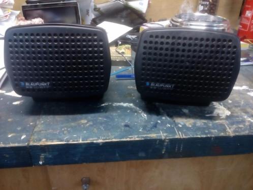 2 oldtimer speakers voor op de hoedenplank