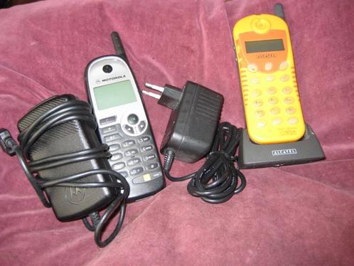 2 oude mobiele telefoons van Alcatel  Motorola