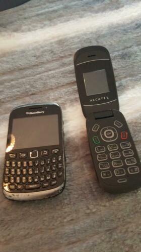 2 oude telefoons BlackBerry en Alcatel