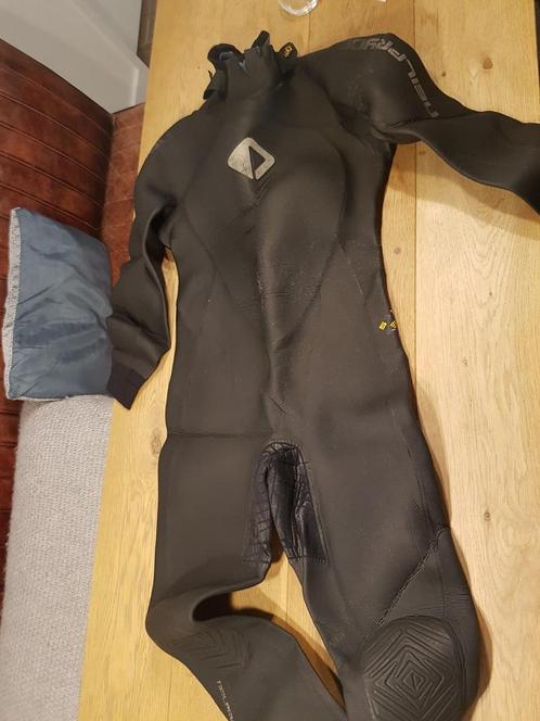 2 oude wetsuits maat L gebruikt en gerepareerd