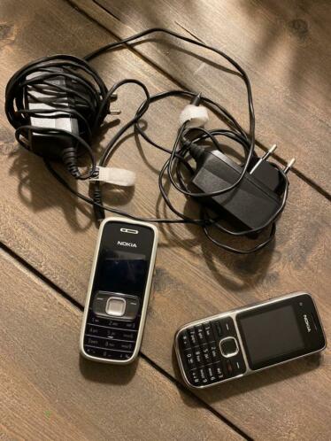 2 oudere Nokias met opladers