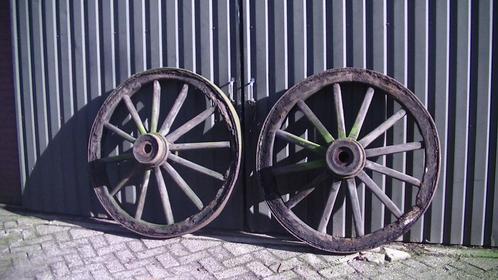  2 ouderwetse houten wagen wielen met ijzeren ringen   