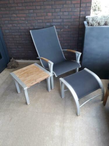 2 Preston lounge stoelen met hocker en bijzet tafels