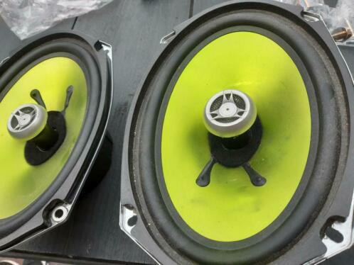 2 speakers voor in de auto.