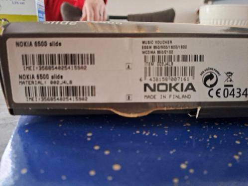 2 stuks Nokia telefoons,  met opladers en kabels.