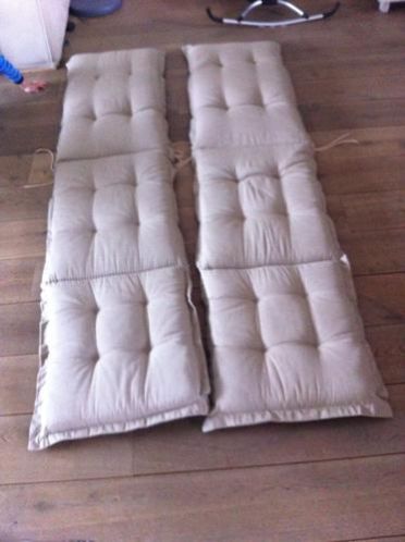 2 taupe kleurige kussens voor deckchair