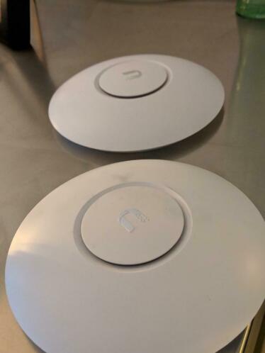 2 Ubiquiti UniFi AP-AC-LITE access points