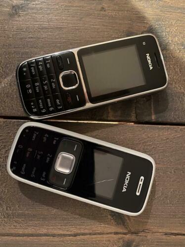 2 verouderde Nokias met opladers