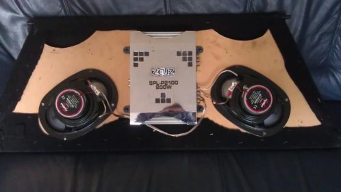2 versterkers, 2 boxen (hoedeplank) en subwoofer
