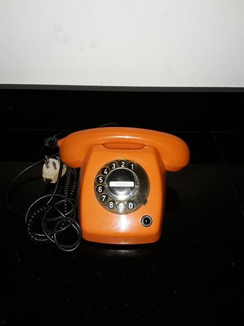2 Vintage PTT telefoons Orange de luxeampGris
