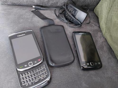 2 x Blackberry met 1 lader en 1 ledere hoesje