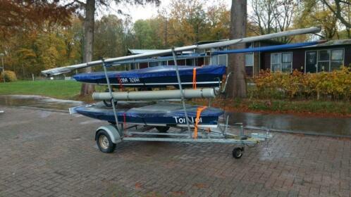 2 zeilboten type Splash met wal- en dubbeltrailer