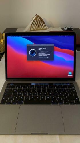 2017 MACBOOK PRO WITH TOUCH BAR 256gb SSD 8gb ram 3,1GHz