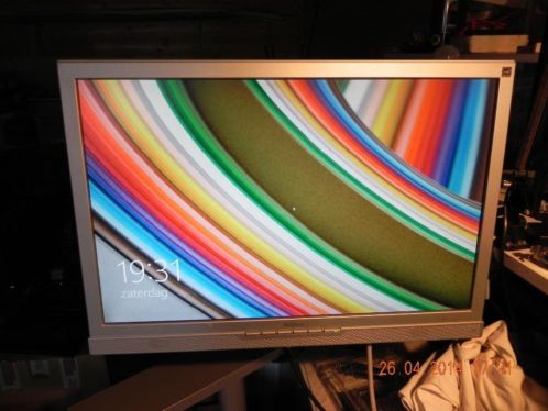 22 inch Belinea monitor op zwenkbare buro standaaard bree