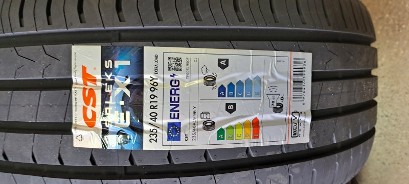 Tesla zomerbanden 235-40-19 96 Y CST saleks E-X1 foam