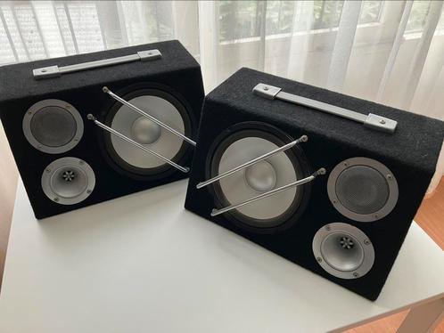 2x auto subwoofers in kast  boombox auto
