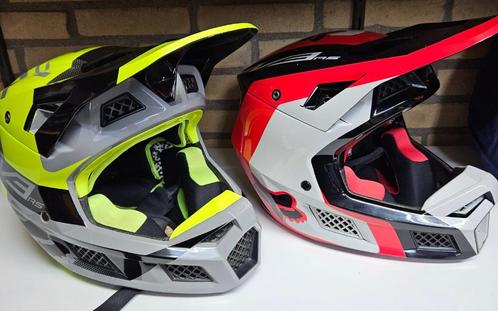 2x Fox motocross helmen