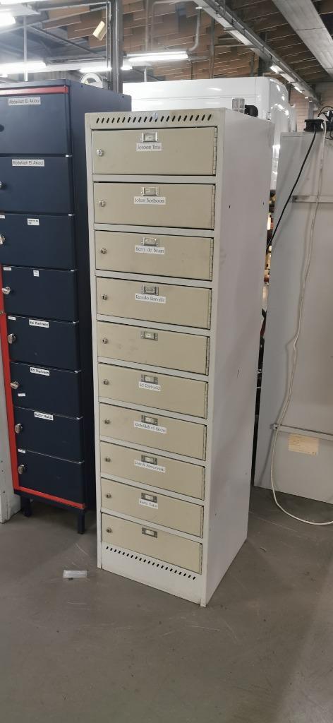 2x Locker voor tablets met cilinderslot 10 vaks.