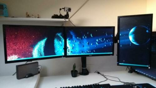 3 beeldschermen met arm