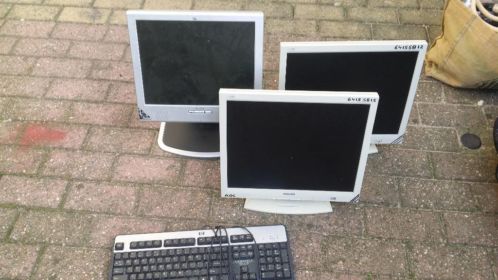 3 beeldschermen met toetsenbord