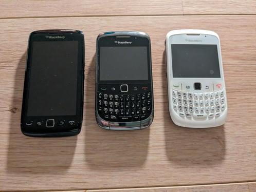 3 Blackberry mobile phones incl. USB cables