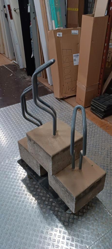 3 fietsen standaard met betonnen voet
