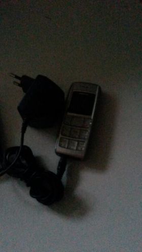 3 mobiele telefoons met opladers
